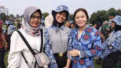 Dulu Menangis, Kini Tersenyum Manis:  Agisti Dipeluk Cing Ikah dan Lina Novita di Barak Militer