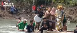 Sepasang Pengantin Seberangi Sungai Naik Rakit demi Hari Bahagia, Jembatan Putus Tak Jadi Halangan