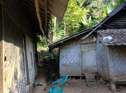 Seorang Guru Ngaji di Desa Kerta Tinggal di Rumah Tak Layak Huni, Butuh Perhatian Pemerintah