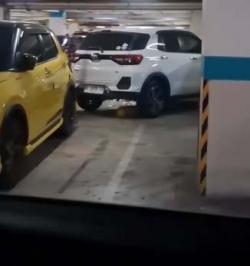 MENGERIKAN Mobil Hantam 7 Kendaraan di Parkiran Mall, Sopir Lansia Diduga Salah Injak Pedal
