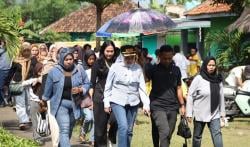 Ketua DPRD Cianjur Bagikan Ribuan Bungkus Daging Kurban sambil Serap Aspirasi Warga
