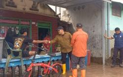 Gercep! Kapolres Jombang Turun Langsung Bantu Korban Banjir di Desa Kademangan