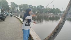 Sensasinya Deg-Deg Ser! Bikin Ibu Ini Ketagihan Mancing di Situ Cilodong Depok