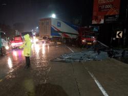Tragis! Adu Banteng Tiga Truk di Jombang, Satu Orang Luka Berat dan Lalu Lintas Macet
