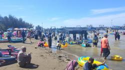 Akhiri Libur Iduladha, Pantai Bali 2 Indramayu Makin Dipadati Wisatawan