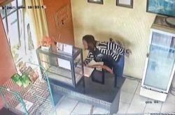 Viral, Tamu Wisma di Palangka Raya Terekam CCTV Mencuri Uang Ratusan Ribu Rupiah