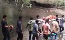 Viral! Warga Ponorogo Terpaksa Seberangi Sungai Angkut Jenazah, Akses Jalan Jadi Kendala Klasik
