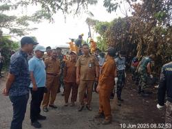 100 Hari Kerja Bupati Serang, Gunungan Sampah di Anyer Mulai Diangkut