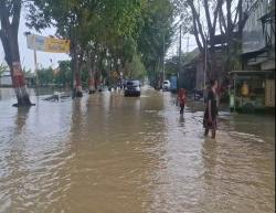 Sungai Lamong Meluap, Akses Jalan Benjeng Menuju Mojokerto dan Lamongan Terputus