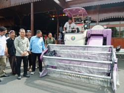 Bupati Kudus Serahkan Bantuan Alsintan untuk Dorong Swasembada Pangan