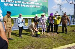 Berkomitmen Lestarikan Lingkungan, Gubernur Kalteng Tanam Pohon di Danau Asam Kobar