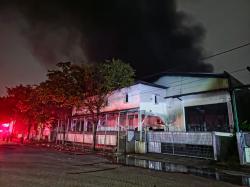 Gudang Thinner di Sidoarjo Dilalap Api, Petugas Berjuang Dua Jam Jinakkan Si Jago Merah