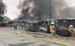 BREAKING NEWS Kebakaran Bus di Duri Kosambi Cengkareng, 18 Unit Armada Damkar Dikerahkan