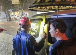 Panik Kunci Mobil Tertinggal, Warga Jombang Hubungi Damkar, Disangka Kebakaran!