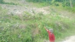 Warga Batulawang Cibinong Desak Pemerintah Perbaiki Jalan yang Diterjang Longsor