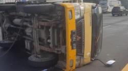 BREAKING NEWS Truk Boks Pecah Ban Terguling di Tol Jagorawi