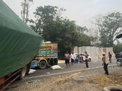 Truk Bermuatan Gabah Tabrak Truk Yang Berhenti di Badan Jalan Desa Bringin Godong, Satu Orang Luka