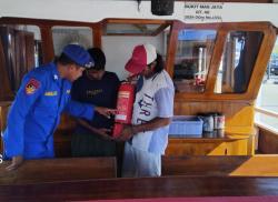 Meminimalisir Kecelakaan Laut, Sat PolAirud Polres Mabar Sambangi Kapal Wisata di Labuan Bajo