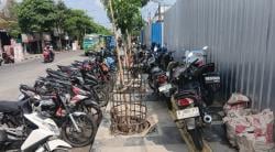 Trotoar di Pusat Kota Bojonegoro Beralih Fungsi Jadi Tempat Parkir dan Warung