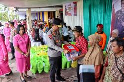 Sambut Hari Bhayangkara ke-79, Kapolda Kalteng Gelar Bakti Kesehatan dan Salurkan Bansos ke Petani