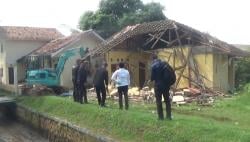 417 Bangunan Liar di Irigasi Tegaljunti Purwakarta Dibongkar, Warga Protes Tidak Dapat Kompensasi