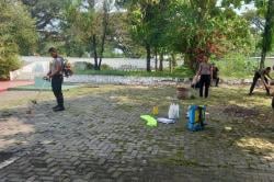 Anggota Polres Grobogan Bersihkan Taman Makam Pahlawan, Kapolres Beri Pesan Menyentuh