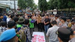 Protes Soal Pencemaran TPA Ciangir, Mahasiswa dan Aktivis Lingkungan Kepung Bale Kota dan DPRD Tasik
