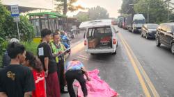 Tragis! Pemotor Tewas Diserempet Truk di Depan Halte TransJatim Balongbendo