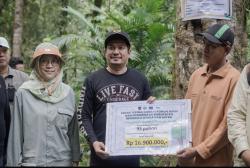 Bupati Arie Dampingi Direktur Pengembangan Usaha Kemenhut RI Tanam Pohon di Lemo Nakai 