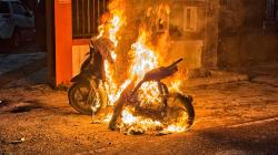 Motor Matik Terbakar di Depan Rumah Warga di Palangka Raya Diduga Akibat Korsleting Listrik