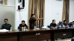 Anggota DPRD Kolut Ngamuk Gebrak Meja Cegat Direktur TMM Keluar Ruang Rapat, Bela Pengusaha Lokal