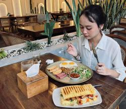 Tak Sempat Sarapan Pagi, Kopi Dari Hati Solusi Sajikan Bubur Ayam dan Aneka Kue