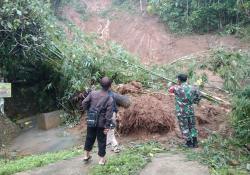 Longsor Landa Desa di Trenggalek, Babinsa dan BPBD Sigap Buka Akses Tertutup