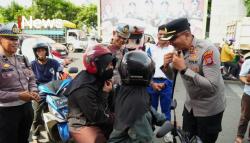 Kapolres Bagikan Helm ke Pengendara, Aksi Teguran Simpatik Polres Gowa