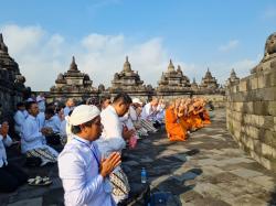 Ratusan Umat Buddha Ikuti Trial Dharmayatra di Candi Borobudur ,Dengan Hikmat