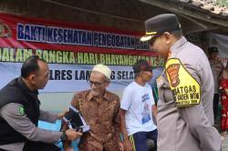 Kapolres Lampung Selatan Kunjungi Dusun Laban Sunda, Berikan Bingkisan dan Cek Kesehatan Gratis