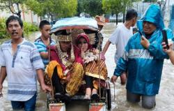 Romantisnya Pengantin di Bulukumba, Naik Becak Terobos Banjir ke Pelaminan