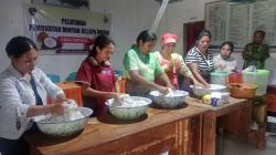 Tingkatkan Ekonomi Lokal, Desa Oetulu Gelar Pelatihan Buat Minyak Kelapa Murni