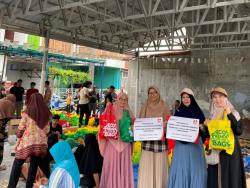 Dukung “Qurban Asik Minim Sampah”, Alfamidi Bagikan 600 Ecobag di Medan Selayang