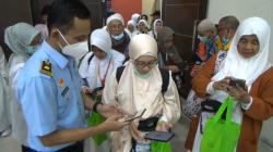Disambut Haru, 421 Jemaah Haji Kloter Pertama Asal Sumbar Tiba di Padang