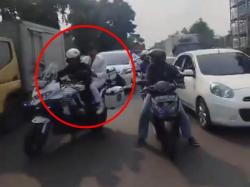 Dedi Mulyadi Ditindak Polisi Gara-gara Naik Motor Patwal Tanpa Helm