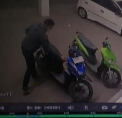 Motor Warga Dibawa Kabur Maling, Aksi Terekam Jelas CCTV Klinik di Puloampel-Serang