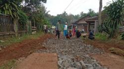 Tak Kuat Menunggu Pemerintah, Warga Cihara Lebak Perbaiki Jalan Rusak Pakai Dana Pribadi