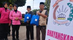 Sambut HUT Bhayangkara ke-79, Polsek Limbangan Gelar Bakti Sosial dan Bersih Masjid