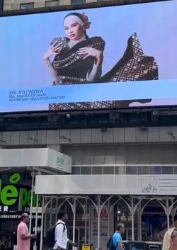 Mimpi Jadi Nyata! dr. Ayu Widyaningrum Tampil di Billboard Times Square, New York  
