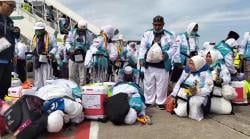 Jamaah Haji Kloter Pertama Embarkasi Solo Sujud Syukur Saat Tiba di Tanah Air