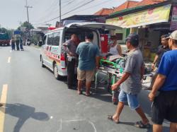 Gagal Mendahului, Pemotor Tewas Terlindas Truk di Jalan Raya Boteng