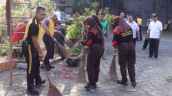 Di Tengah Rute Jalan Sehat, Polisi Pemalang Bersih-Bersih Tempat Ibadah