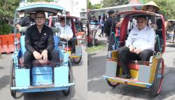 Wamendagri dan WaliKota Makassar Naik Becak ke Pantai Losari