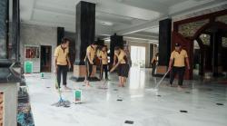 Pengabdian Diri Kepada Masyarakat, Polisi Bersih-bersih Tempat Ibadah di Jombang